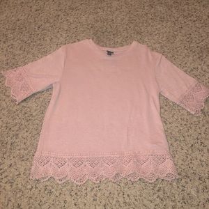 Blouse with lace accent